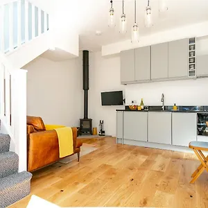 The Bs Hive, Modern, Stylish, 2 Bedroom House, In Centre Harrogate